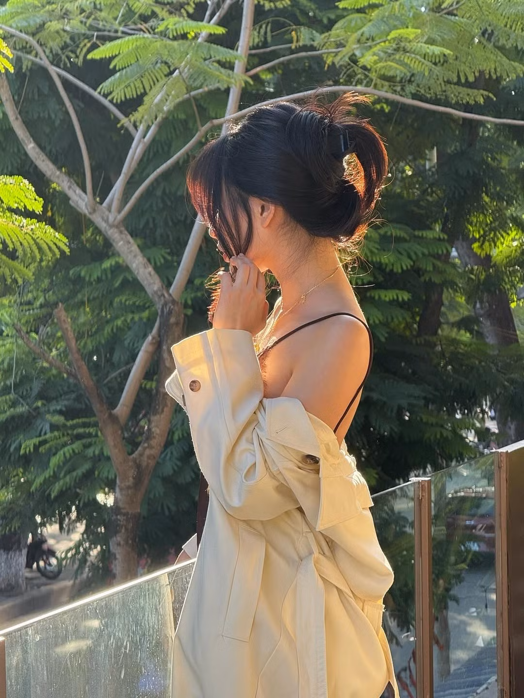 Tuy nhiên, tâm điểm của loạt ảnh chính là khoảnh khắc nữ diễn viên xoay người, để lộ trọn tấm lưng trần nuột nà và bờ vai thon thả. Thiết kế váy với phần lưng khoét sâu cùng quai dây mỏng manh đã tôn vinh triệt để lợi thế hình thể của cô. Chiếc áo khoác được kéo trễ hờ hững càng làm tăng thêm nét gợi cảm, quyến rũ một cách đầy tinh tế mà không hề phô trương.