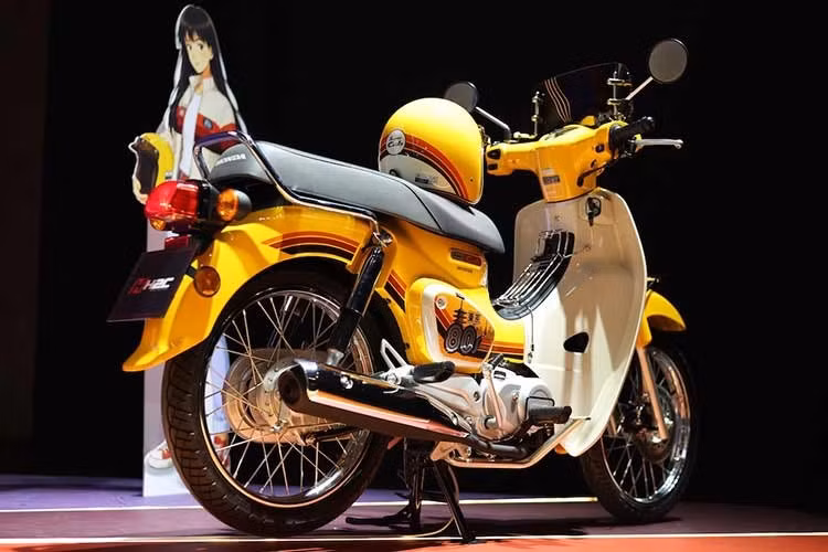 Honda Super Cub Tokyo 80s đặc biệt có thiết kế thể hiện qua màu sắc, đường nét và họa tiết trang trí lấy cảm hứng từ nghệ thuật pop art Nhật Bản, truyền tải bầu không khí của dòng nhạc City Pop, thời trang sôi động và lối sống đô thị của Nhật Bản những năm 1980.