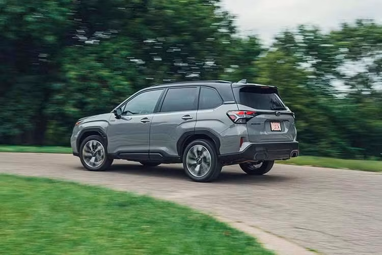 Subaaru Forester Hybrid sẽ tiếp tục được nhập khẩu nguyên chiếc từ Nhật Bản, tương tự phiên bản máy xăng hiện đang bán tại Việt Nam. Đây đồng thời sẽ là mẫu xe hybrid thứ hai của Subaru tại Việt Nam, sau Crosstrek. Điểm nhấn đáng chú ý nhất của Subaru Forester Hybrid đương nhiên nằm bên dưới nắp ca-pô