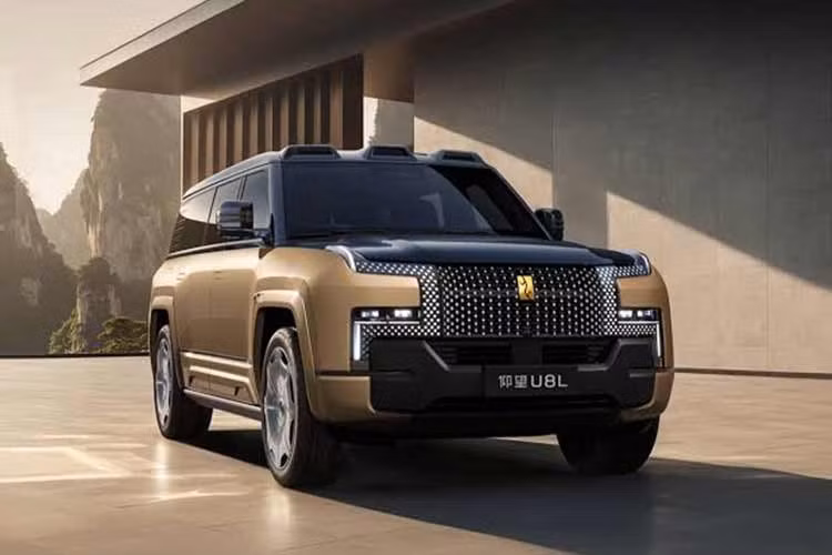 Xe dự kiến được mở bán với giá khoảng 1,8 triệu nhân dân tệ (hơn 7 tỷ đồng) tại Trung Quốc. Việc bổ sung phiên bản Snowcrest Edition 4 chỗ cho thấy BYD tiếp tục mở rộng danh mục sản phẩm ở phân khúc siêu sang, đồng thời hướng đến nhóm khách hàng doanh nhân và người dùng có nhu cầu cá nhân hóa cao, thay vì theo đuổi mục tiêu doanh số lớn.