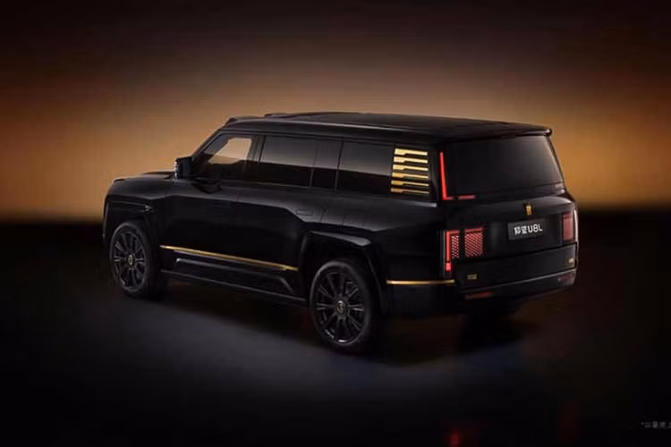 Ở ngoại thất, Yangwang U8L Snowcrest Edition sở hữu phối màu bạc kết hợp nhiều chi tiết mạ vàng. Logo phía trước được chế tác bằng vàng thật, trong khi hai bên thân xe xuất hiện cảm biến LiDAR và dòng chữ "Yangwang" trên cột D.