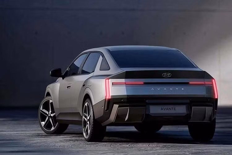Xe được cung cấp 9 màu sơn ngoại thất, trong đó có nhiều gam màu mới như Kodiak Blue Matte, Raptor Grey Matte hay Goyo Copper Pearl. Nội thất cũng được bổ sung bốn tùy chọn phối màu mới.