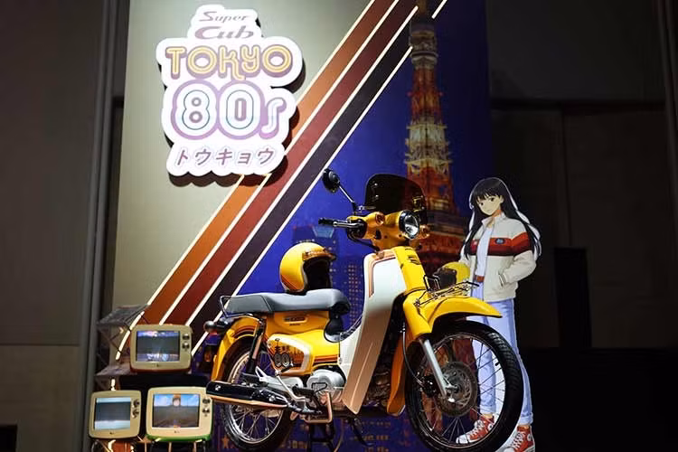 Honda Thái Lan vừa ra mắt phiên bản giới hạn Honda Super Cub Tokyo 80s mới. Phiên bản này dựa trên ý tưởng kết hợp phong cách Tokyo với bản sắc cổ điển của mẫu xe số phổ thông Honda Super Cub huyền thoại.