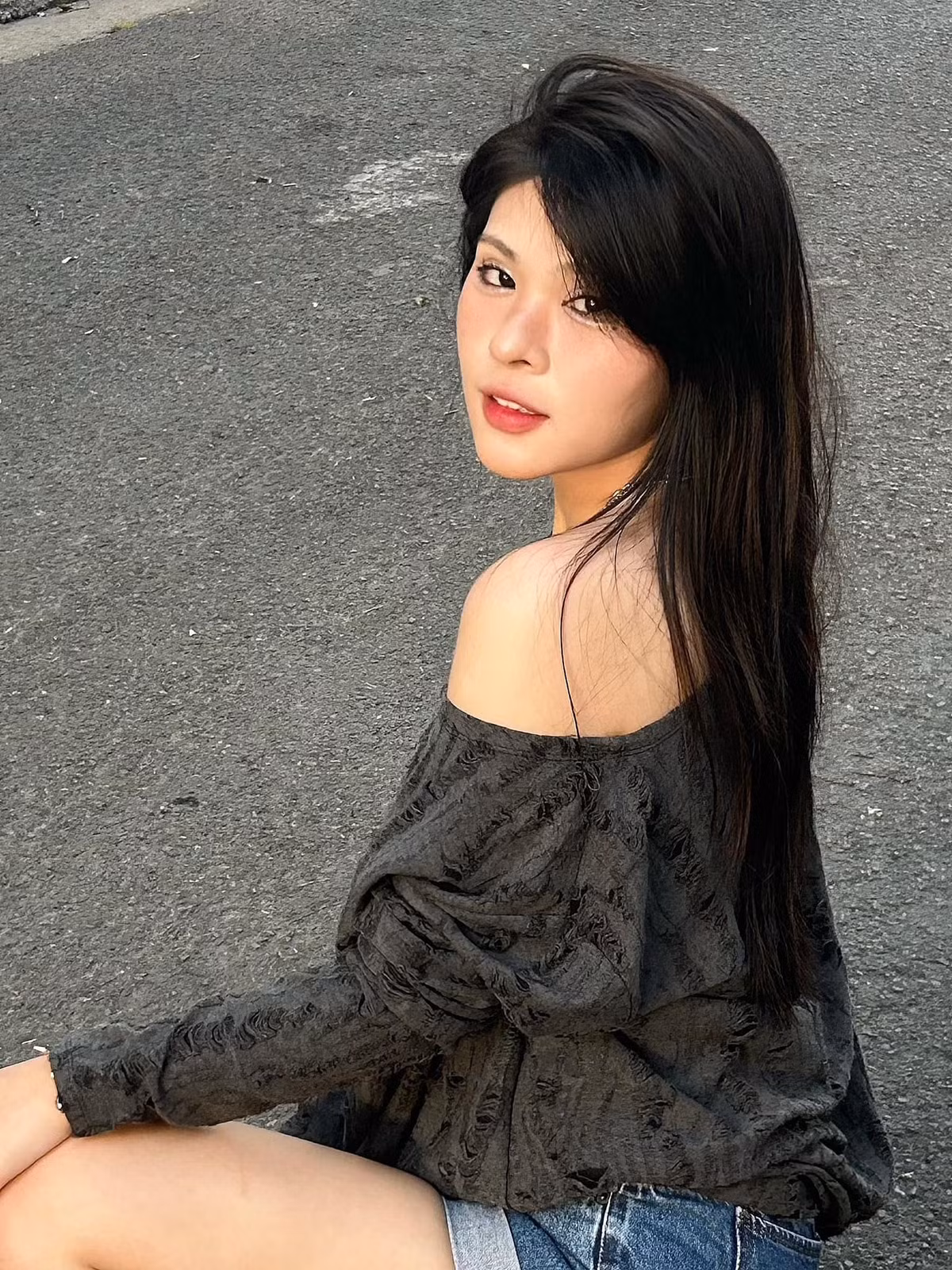 Bộ ảnh của Kim Ngân được chụp tại một bãi biển ở Đà Nẵng. Trong thiết kế bikini hai mảnh màu trắng sữa, nữ MC khoe trọn vóc dáng mảnh mai nhưng không kém phần quyến rũ, với đường cong tinh tế và làn da trắng mịn.