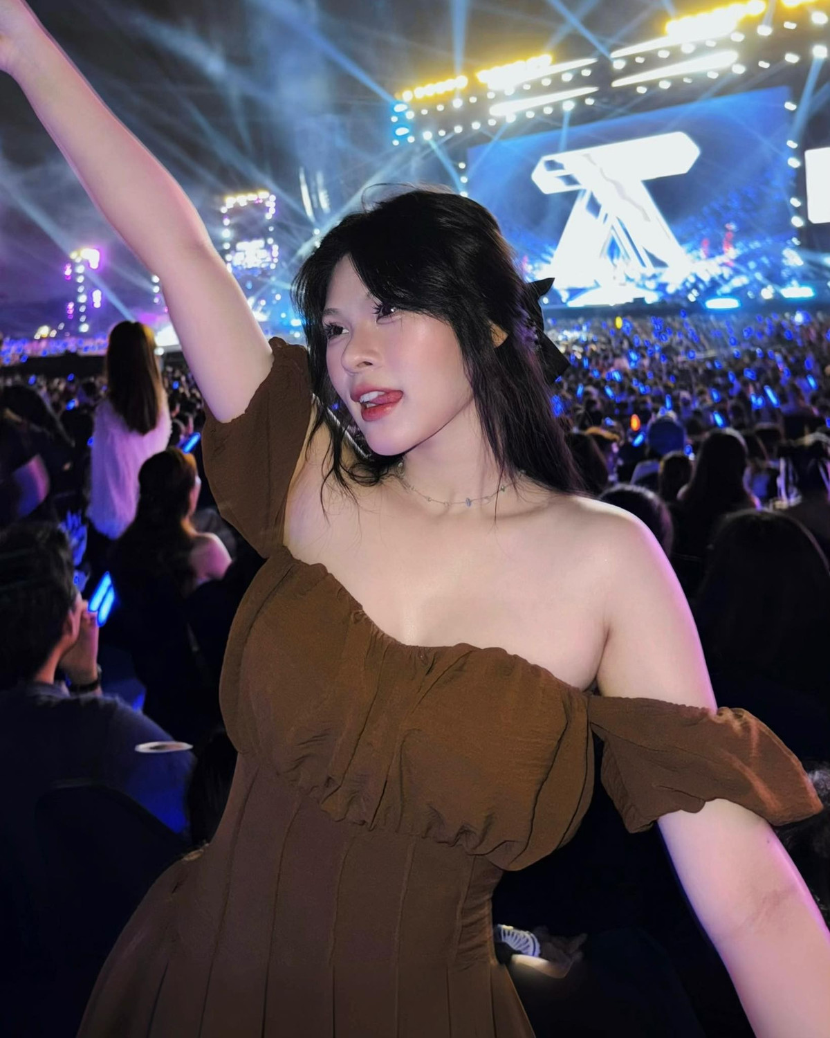 Những bức ảnh chụp bên bờ biển, dưới ánh nắng rực rỡ của Kim Ngân ngay lập tức thu hút hàng nghìn lượt thích và bình luận chỉ sau vài giờ.