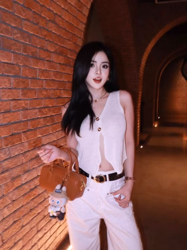 Cùng với đó, Bé My đính kèm loạt khoảnh khắc bỏng mắt, khoe vòng eo thon gọn, vòng một lấp ló.