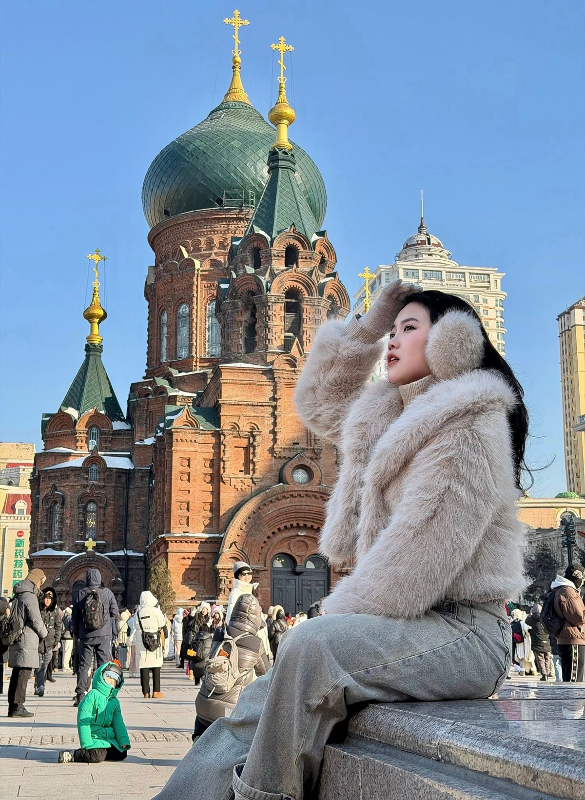 Trong loạt ảnh được chia sẻ, Hoàng Anh Ốc lựa chọn trang phục mùa đông tông trung tính, phối áo lông dày, quần jeans ống rộng và phụ kiện giữ ấm tinh tế.