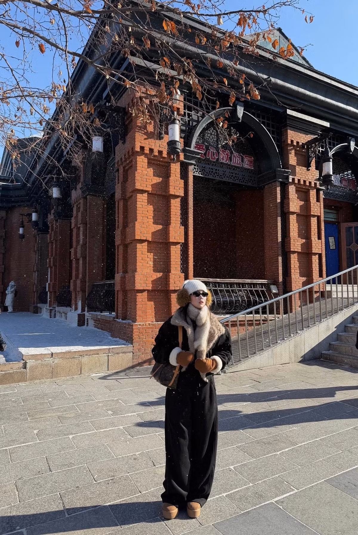 Dù diện đồ kín đáo, đường nét gương mặt hài hòa, làn da mịn màng và thần thái tự tin khiến hot girl sinh năm 1999 vẫn nổi bật giữa dòng người đông đúc.