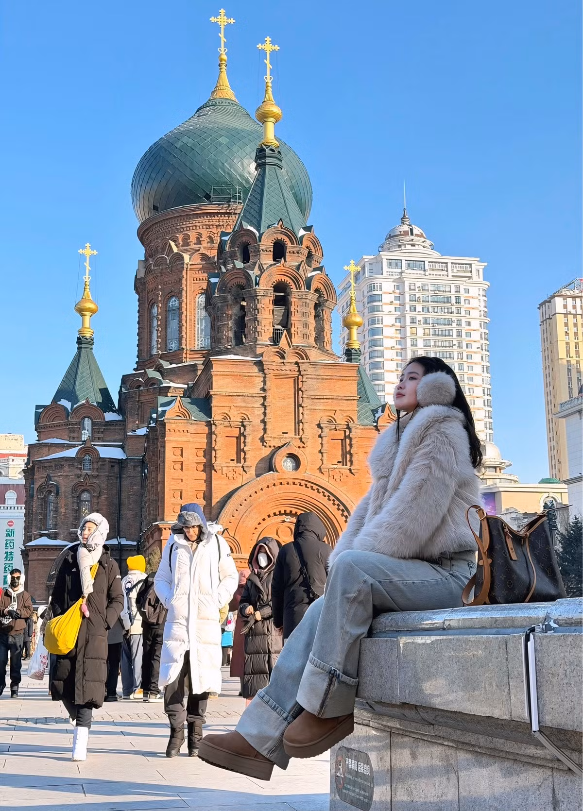 Ánh nắng mùa đông phản chiếu trên mái vòm cổ kính, kết hợp góc chụp tinh tế, giúp cô toát lên nét đẹp vừa nữ tính vừa phóng khoáng – đúng chất của một người trẻ yêu dịch chuyển.