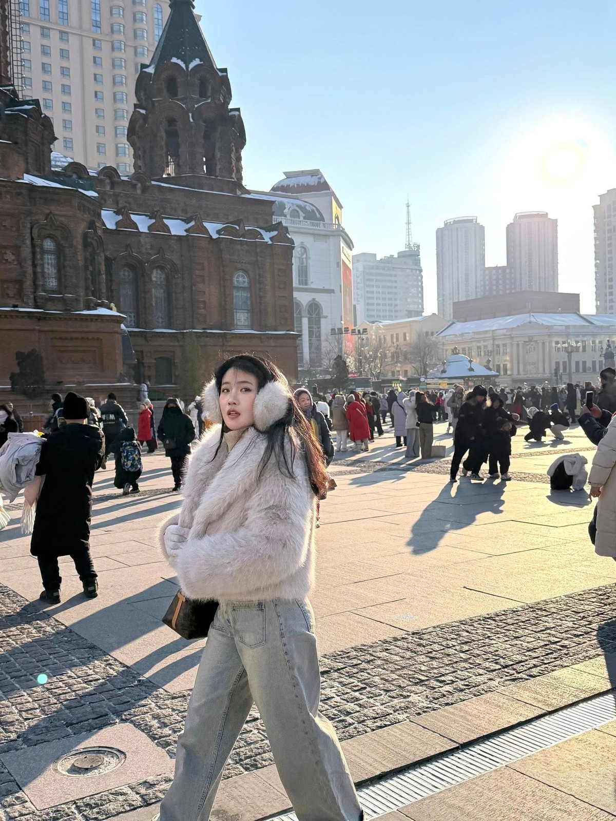 Set đồ vừa đảm bảo tính thời trang, vừa tôn dáng, giúp hot girl gốc Thái Bình (cũ) ghi điểm bởi vẻ ngoài hiện đại, sang trọng.