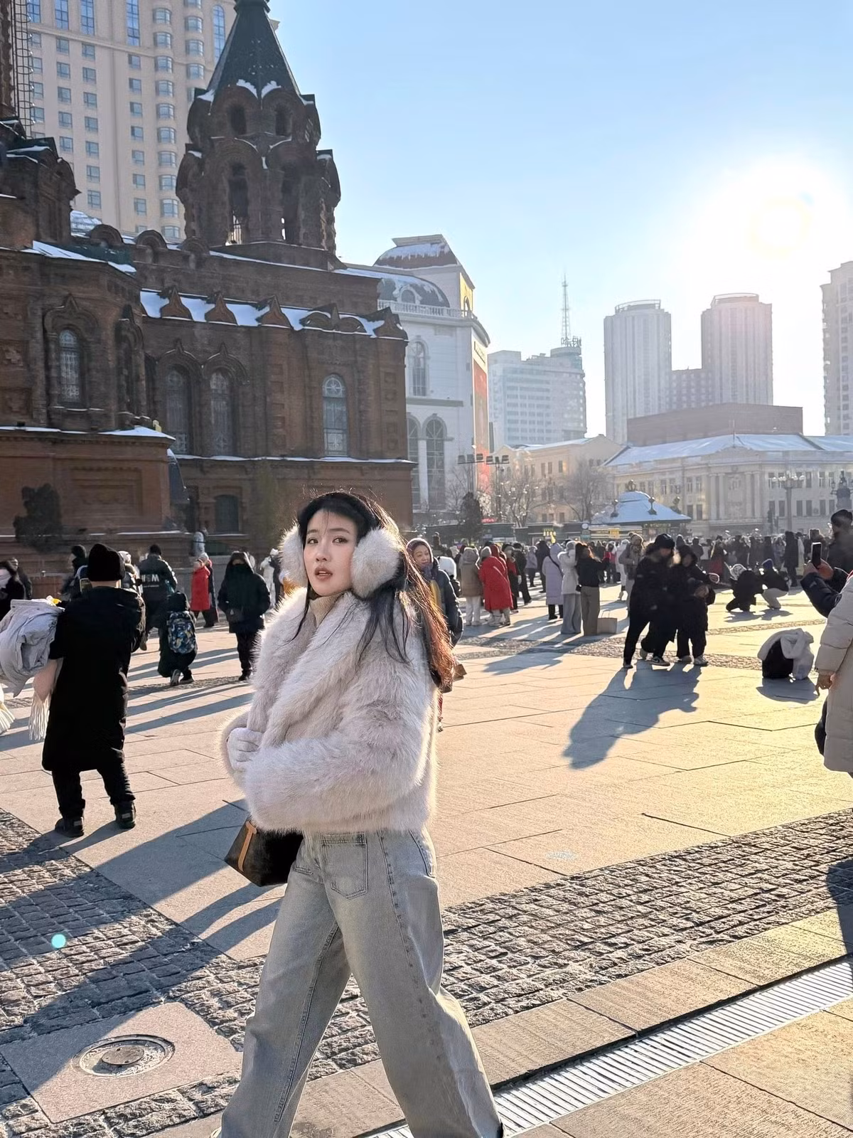 Set đồ vừa đảm bảo tính thời trang, vừa tôn dáng, giúp hot girl gốc Thái Bình (cũ) ghi điểm bởi vẻ ngoài hiện đại, sang trọng.