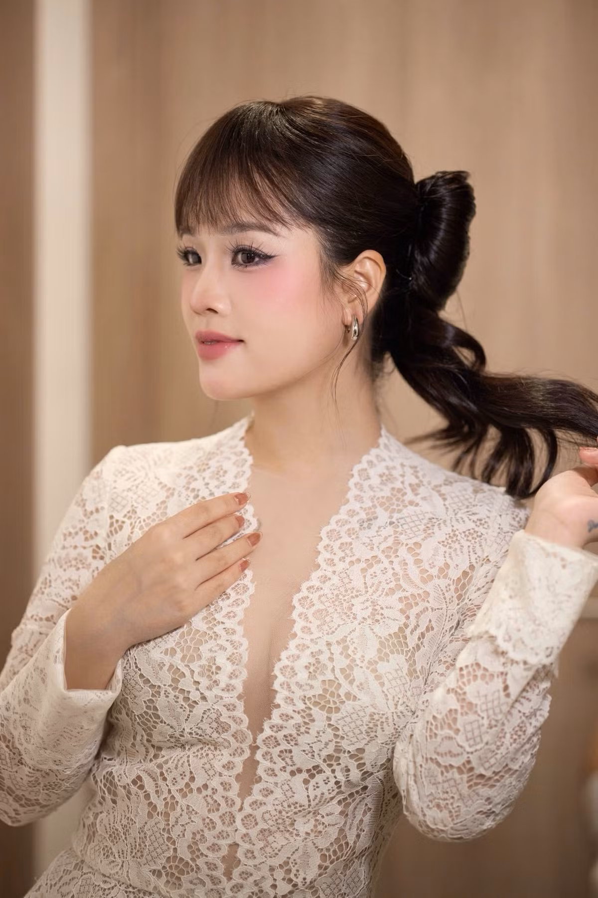 Khoác lên mình thiết kế ren trắng quyến rũ, 'cô chủ tiệm nail' Huyền My khiến người nhìn khó rời mắt bởi nhan sắc ngọt ngào cùng thần thái tự tin của người phụ nữ đang hạnh phúc trong cuộc sống hôn nhân.