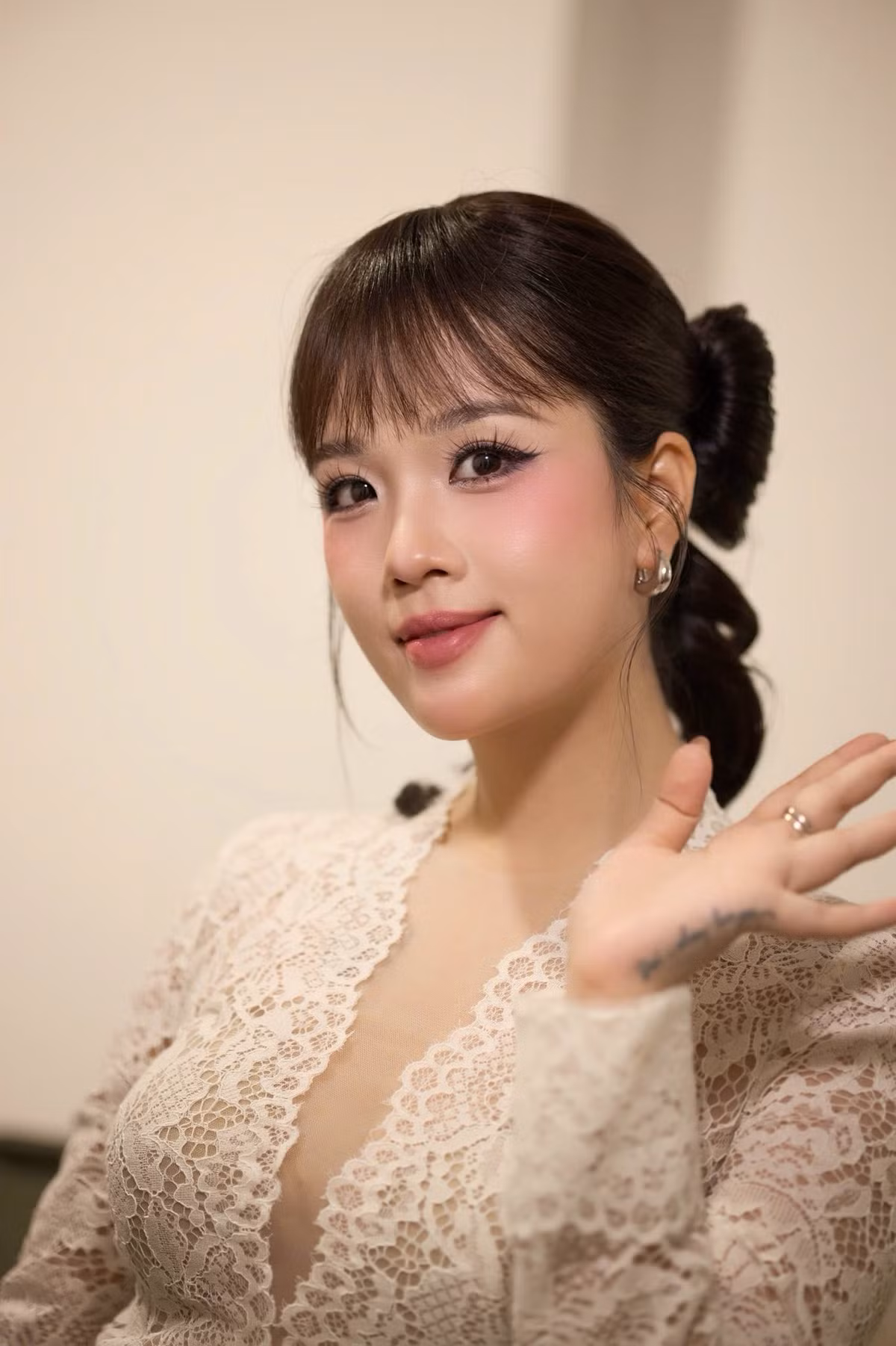 Trong những khoảnh khắc nghiêng đầu, nhẹ nâng tay chỉnh tóc hay nở nụ cười thân thiện, Huyền My toát lên tinh thần mềm mại, nữ tính nhưng đầy khí chất của người phụ nữ hiện đại.