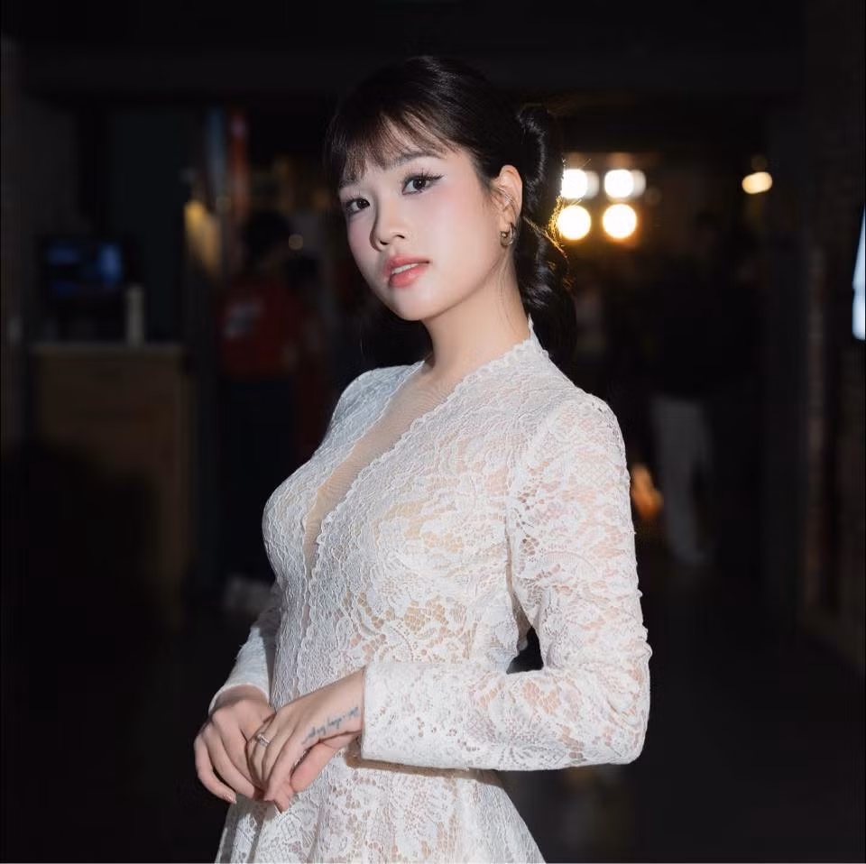 Tổng thể tạo cảm giác thanh lịch, trưởng thành và cực kỳ cuốn hút — hình ảnh phù hợp với phong cách của một “bà chủ” tiệm nail có gu thẩm mỹ tinh tế.