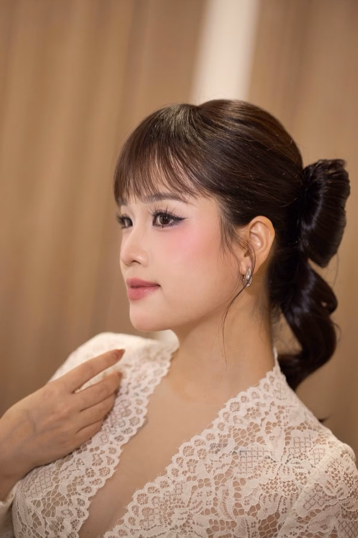 Trong bộ ảnh, Huyền My khoe trọn vẻ đẹp thanh tú, dịu dàng với lớp trang điểm tôn đường nét với làn da sáng mịn, bóng nhẹ giúp gương mặt nổi bật dưới ánh sáng ấm. Đôi mắt to, hàng mi cong vút, tạo chiều sâu và cảm giác kiêu kỳ nhưng vẫn rất cuốn hút.