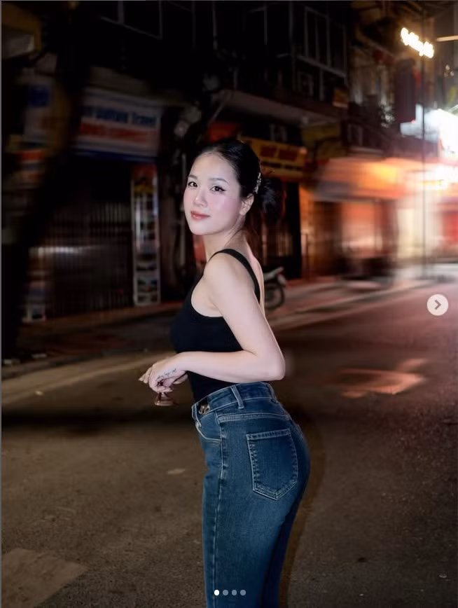 Bên cạnh đó, 'cô chủ tiệm nail' luôn xuất hiện trong trạng thái rạng rỡ, mang lại cảm giác viên mãn của người phụ nữ vừa thành công trong công việc, vừa đầy đủ yêu thương trong gia đình.