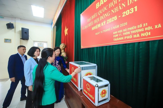 Bà Phùng Thị Hồng Hà - Chủ tịch Ủy ban Bầu cử Thành phố Hà Nội trao đổi về công tác bảo đảm an ninh trong khu vực bỏ phiếu (Ảnh: Hữu Thắng).