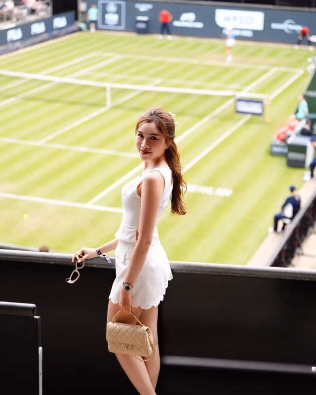 Nhưng không chỉ dừng lại ở ánh đèn rực rỡ, nữ MC sinh năm 1996 - Thanh Thanh Huyền còn khiến fan bất ngờ với hình ảnh đời thường năng động, đam mê thể thao và truyền cảm hứng sống khỏe, sống chất.