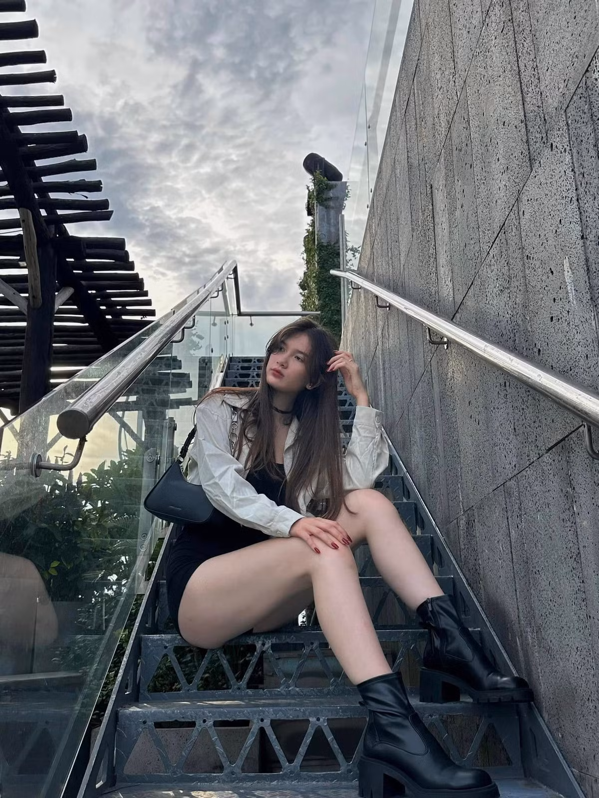 Dù không hoạt động trong showbiz, Thanh Giang vẫn luôn nhận được sự quan tâm nhờ vẻ đẹp lạ, đôi khi sắc sảo, đôi khi ngọt ngào, cùng sự tự tin trong cách thể hiện bản thân.