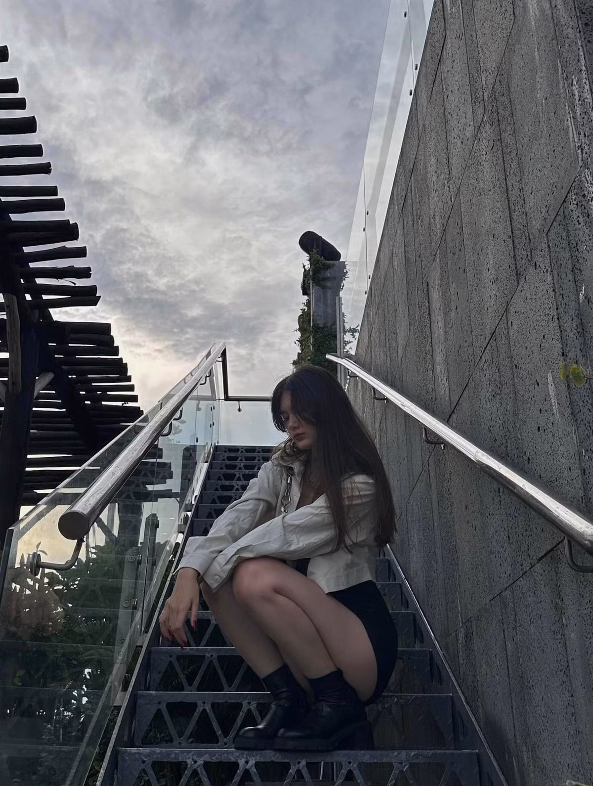 Loạt ảnh lần này tiếp tục chứng minh sức hút riêng của Thanh Giang: giản dị, không cầu kỳ, nhưng vẫn tạo được ấn tượng mạnh nhờ khí chất nổi bật.