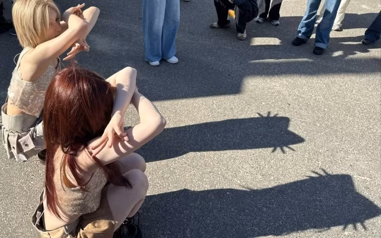 Các thành viên NMIXX là những người tiên phong khoe ảnh "bóng mèo", cực kỳ tự nhiên và nghịch ngợm.