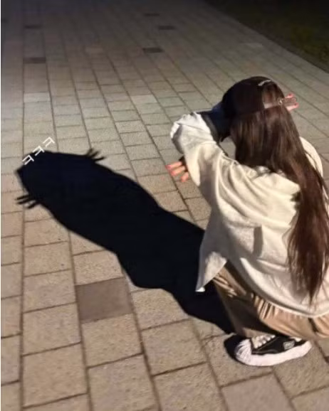 Chỉ với vài bước đơn giản, bóng của bạn sẽ “biến hình” thành một chú mèo đáng yêu, bảo đảm ai nhìn cũng phải bật cười thích thú.