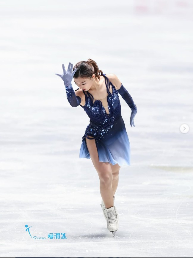 Trên mạng xã hội, hàng loạt bình luận bày tỏ sự ngưỡng mộ tài năng và nhan sắc của Kaori Sakamoto: “Cô ấy thật sự tỏa sáng mỗi khi xuất hiện.”, “Vừa tài năng vừa xinh đẹp, đúng chuẩn ‘nữ thần’.”, “Xem Kaori thi đấu giống như đang xem một vở ballet trên băng.”