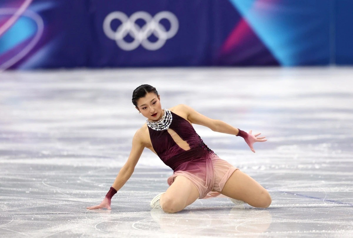 Tại đấu trường Thế vận hội Mùa đông 2026, cái tên Kaori Sakamoto một lần nữa trở thành tâm điểm chú ý của giới chuyên môn lẫn người hâm mộ. Không chỉ được đánh giá cao về chuyên môn, nữ vận động viên người Nhật còn “gây thương nhớ” bởi diện mạo xinh đẹp, đậm chất Á Đông nhưng vẫn toát lên vẻ hiện đại, mạnh mẽ.