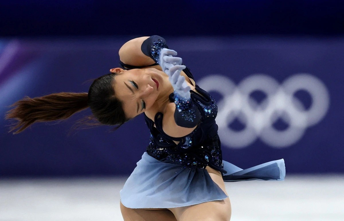 Ngay từ những ngày đầu tranh tài, hình ảnh Kaori Sakamoto trong bộ váy thi đấu lấp lánh, mái tóc búi gọn gàng và lớp trang điểm tinh tế đã nhanh chóng lan truyền trên mạng xã hội. Nhiều khán giả ví cô như “nữ thần băng giá” với nụ cười rạng rỡ, ánh mắt sắc sảo và thần thái đầy cuốn hút khi lướt đi trên mặt băng.