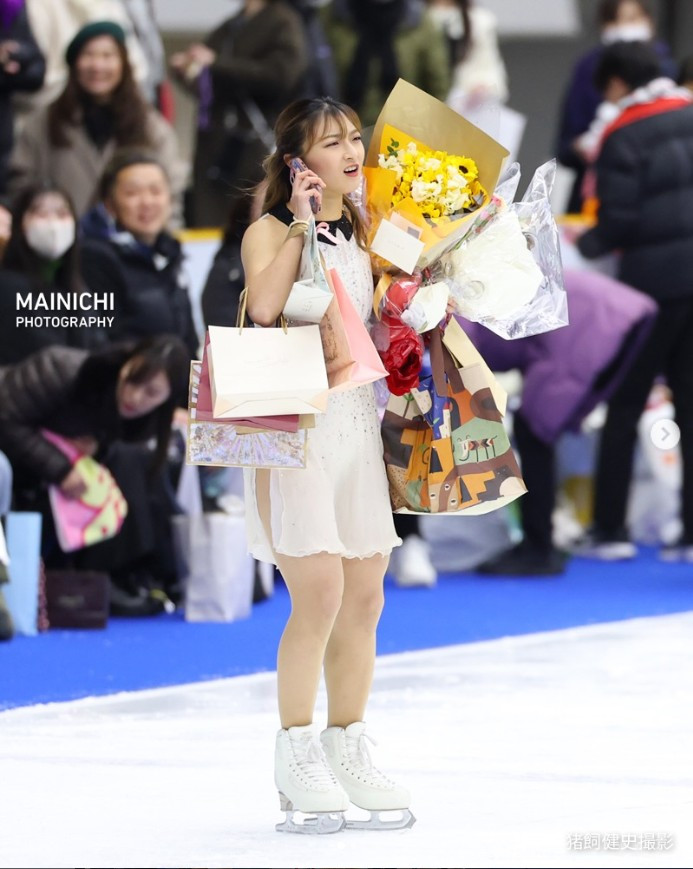 Tại Olympic 2026, mỗi phần thi của Kaori đều nhận được sự cổ vũ nồng nhiệt từ khán đài. Hình ảnh cô cúi chào sau màn trình diễn, nụ cười nhẹ nhõm và ánh mắt ánh lên niềm tự hào, đã trở thành khoảnh khắc được chia sẻ rộng rãi trên các nền tảng mạng xã hội.