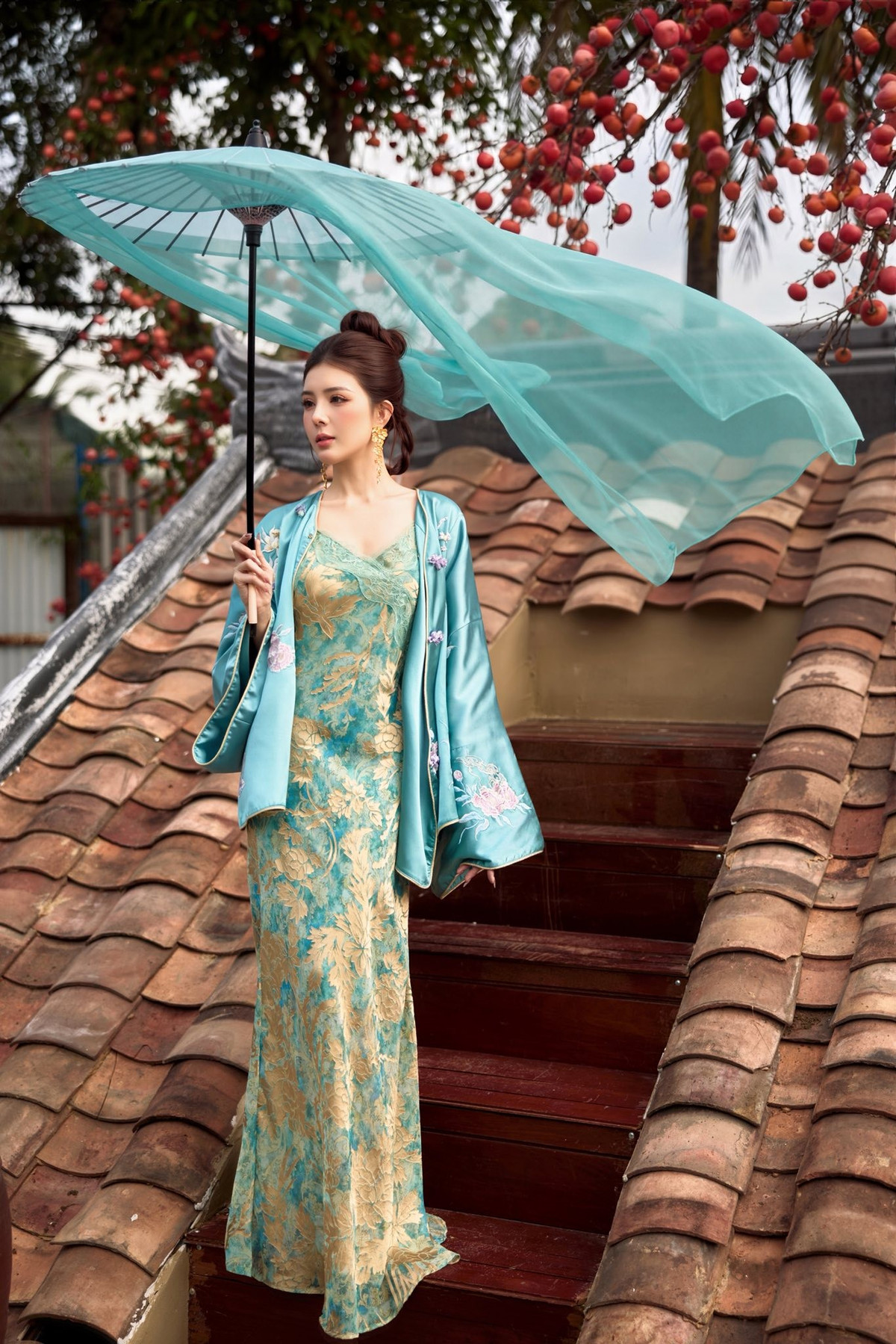 Về đời tư, Lilly Luta quê gốc Khánh Hòa và từng gây chú ý với cái tên khai sinh độc lạ Nguyễn Thị Lượm – điều mà cô luôn khẳng định là niềm tự hào. Người đẹp còn được biết đến là con gái nuôi của danh ca Ngọc Sơn. Ở tuổi 34, Lilly Luta vẫn giữ vững phong độ nhan sắc và là gương mặt quen thuộc tại nhiều sự kiện giải trí lớn ở TP.HCM.