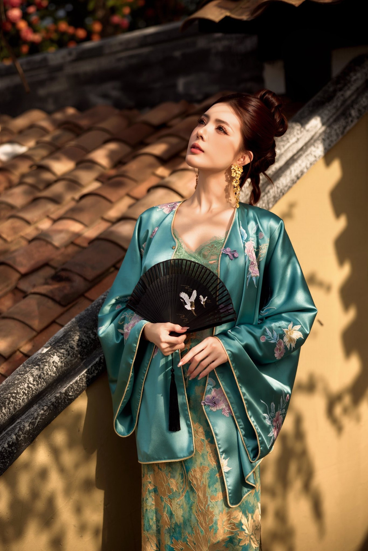 Không cần tạo dáng cầu kỳ, Lilly Luta vẫn ghi điểm nhờ thần thái đằm thắm và phong độ nhan sắc ổn định theo thời gian.