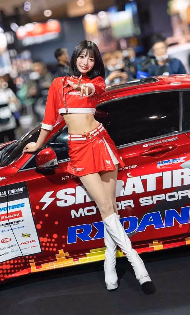 Dù vô tình được gắn với hình ảnh "mỹ nhân AI", Miyu Yonekura cho thấy sự chuyên nghiệp và thân thiện đáng mến trong cách cô tiếp cận sự nổi tiếng.