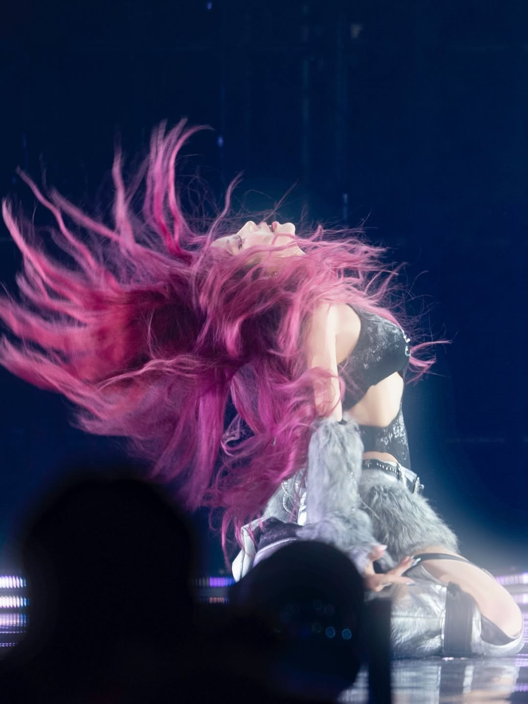 Không chỉ làm chủ sân khấu bằng năng lượng dồi dào, Trang Pháp còn khiến khán giả choáng ngợp với tạo hình cá tính, mái tóc sáng màu nổi bật cùng vóc dáng săn chắc, quyến rũ – một hình ảnh hoàn toàn khác biệt so với giai đoạn trước đây của cô.