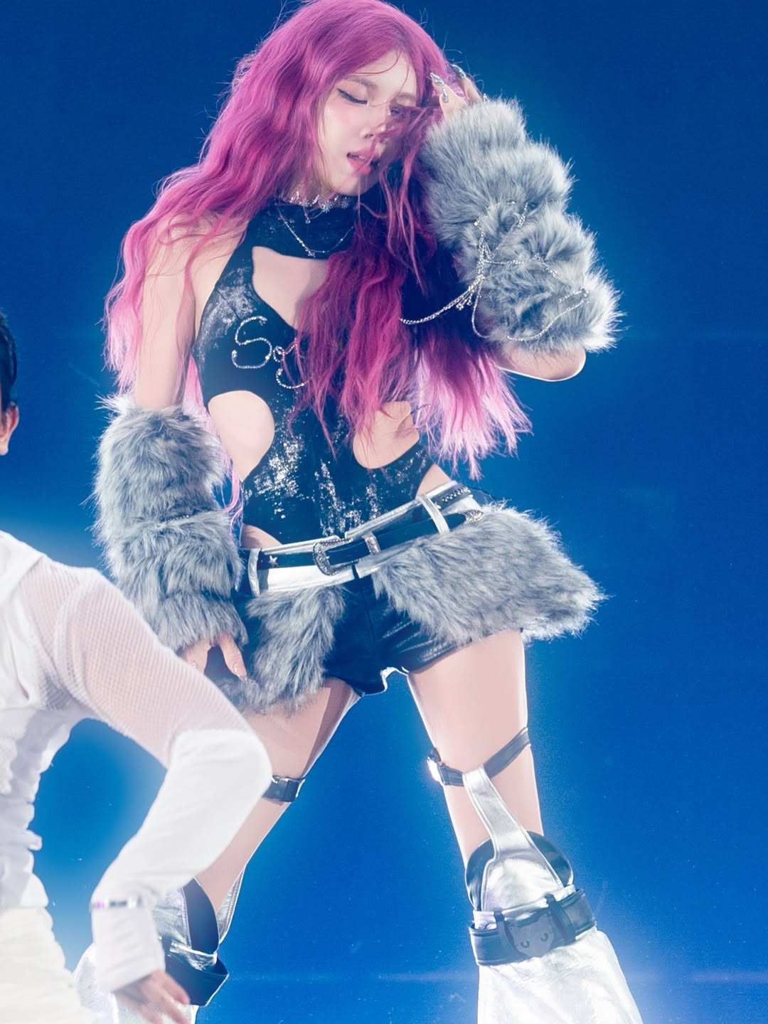 Dưới ánh đèn sân khấu, màu tóc này của Trang Pháp càng trở nên nổi bật, tạo hiệu ứng thị giác mạnh mẽ, vừa cá tính vừa thời thượng.