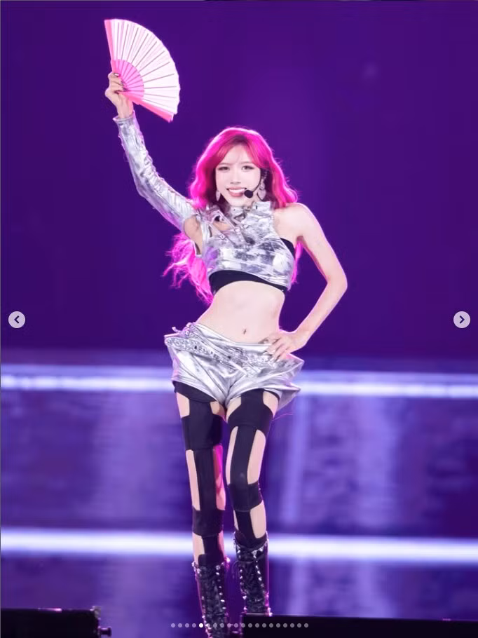 Bên cạnh hình ảnh bùng nổ trên sân khấu, cuộc sống và sự nghiệp của Trang Pháp cũng là câu chuyện truyền cảm hứng. Tên thật là Nguyễn Thùy Trang, cô là một trong những nghệ sĩ đa tài hiếm hoi của showbiz Việt khi hoạt động cùng lúc với vai trò ca sĩ, nhạc sĩ, nhà sản xuất và diễn viên. Trang Pháp còn được biết đến với khả năng ngoại ngữ ấn tượng khi sử dụng thành thạo tiếng Anh, Pháp và Tây Ban Nha.