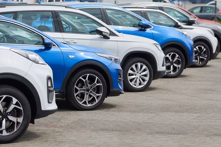 Đơn vị MPGe giúp người tiêu dùng dễ dàng so sánh mức độ tiết kiệm nhiên liệu của xe điện với xe xăng truyền thống. Để tính được MPGe, EPA đã quy đổi năng lượng nhiệt tạo ra từ 1 gallon nhiên liệu (cụ thể ở đây là xăng) bằng 33,7 kWh điện – lượng năng lượng điện để tạo ra lượng năng lượng nhiệt tương tự. Ví dụ 1 chiếc xe điện có chỉ số 110MPGe sẽ đi được 110 dặm với 33,7 kWh điện.