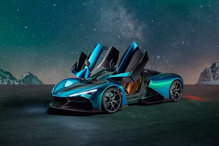Zenvo đã chế tạo hypercar trong hơn 15 năm, nhưng những siêu xe mới nhất của hãng không chỉ tân tiến về kỹ thuật mà còn có vẻ đẹp không thua kém các thương hiệu nổi tiếng hơn. Công ty Đan Mạch đã công bố hình ảnh của Aurora Tur mới trước khi xuất hiện tại Lễ hội tốc độ Goodwood 2025.