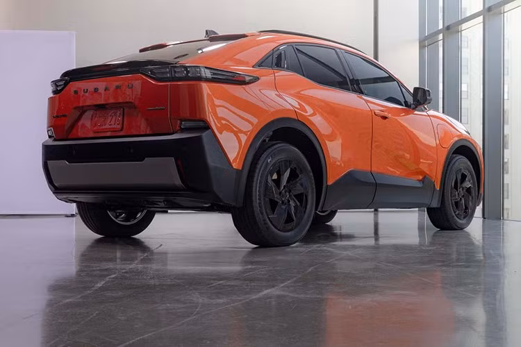 Vì là mẫu xe "song sinh" với Toyota C-HR+ nên Subaru Uncharted cũng được phát triển trên cùng nền tảng khung gầm e-TNGA và chia sẻ nhiều bộ phận thân xe. Tuy nhiên, Subaru đã áp dụng một số điều chỉnh để tạo sự khác biệt so với mẫu xe của Toyota.