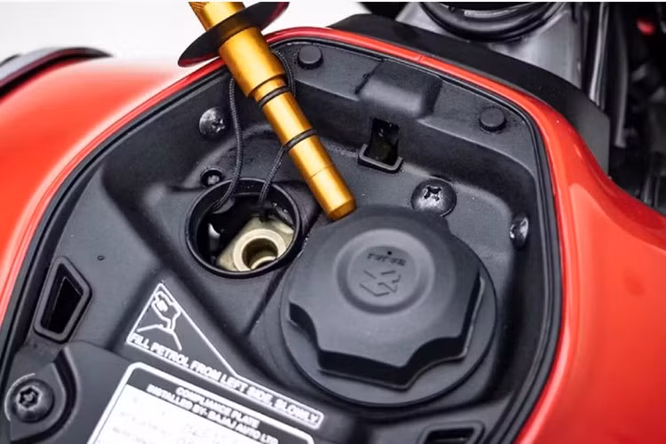 Xe máy Bajaj Freedom 125 2025 có phạm vi hoạt động hơn 200 km với 2 kg CNG, kết hợp với bình xăng phụ 2 lít giúp tổng quãng đường đạt khoảng 330 km.