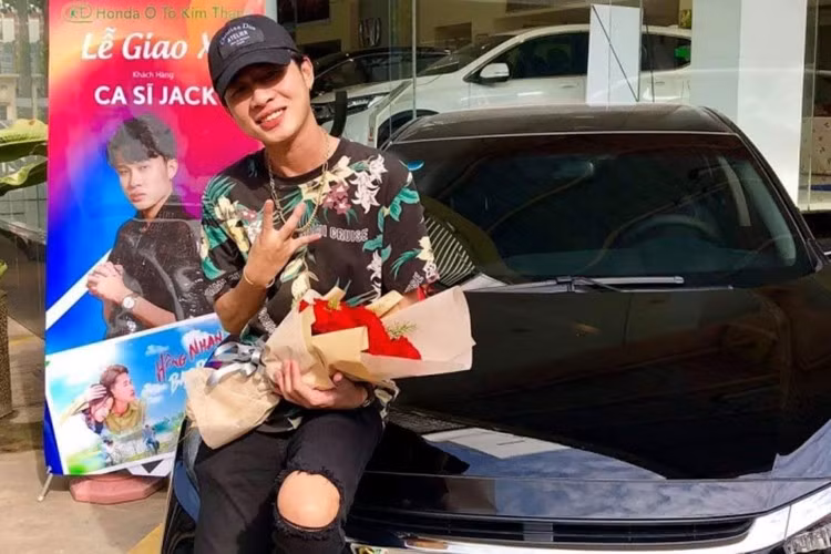 Thời điểm đó, giá Honda Civic 2019 dao động từ 729 đến 934 triệu đồng, cao nhất trong phân khúc sedan hạng C. So với các đối thủ cùng thời như Toyota Corolla Altis, Mazda3, Kia K3, Hyundai Elantra hay MG5, Civic luôn được đánh giá cao về thiết kế thể thao và cảm giác lái.