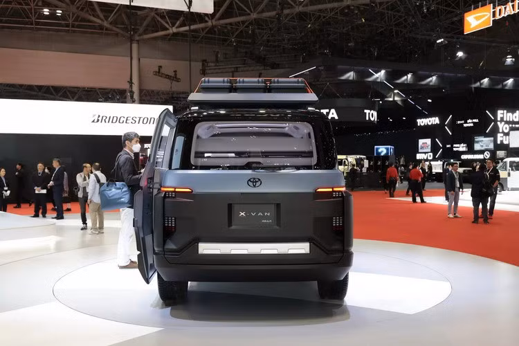 Tất nhiên, tất cả hiện vẫn chỉ là tin đồn chưa được xác nhận. Truyền thông ô tô Nhật vốn nổi tiếng với nhiều suy đoán táo bạo. Trang Creative Trend cũng đã liên hệ với một đại lý Toyota và được biết không có thông tin về việc một mẫu MPV mới sẽ trình làng trong năm nay.