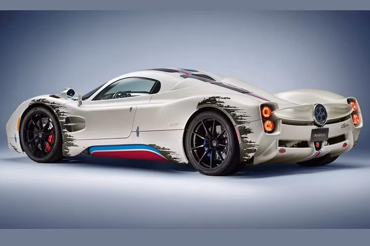 Bộ cánh độc đáo này nổi bật với họa tiết Rosso Monza, xanh dương và xanh ngọc lam trên thân xe Bianco Benny, gợi nhớ mạnh mẽ đến Martini Racing. Tuy nhiên, điểm nhấn chính là những vết xước giả trông như được hình thành trong một cuộc đua 24 giờ khắc nghiệt như Le Mans.