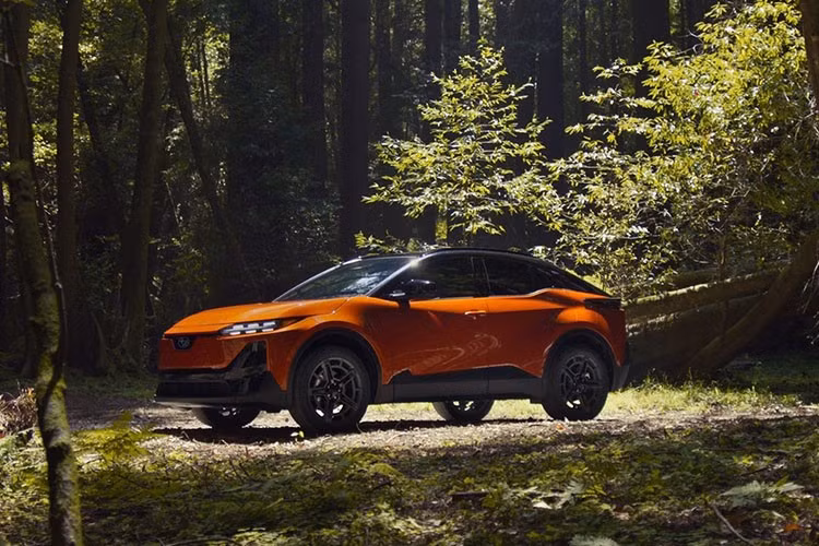 Subaru Uncharted sử dụng cổng sạc tiêu chuẩn Bắc Mỹ (NACS), cho phép sạc tại các trạm Supercharger của Tesla. Theo Subaru, thời gian sạc từ 10% đến 80% pin mất khoảng 30 phút với nguồn sạc DC 150 kW. Xe cũng hỗ trợ sạc chậm AC với công suất 11 kW. Giá bán của Subaru Uncharted hiện vẫn chưa được công bố.