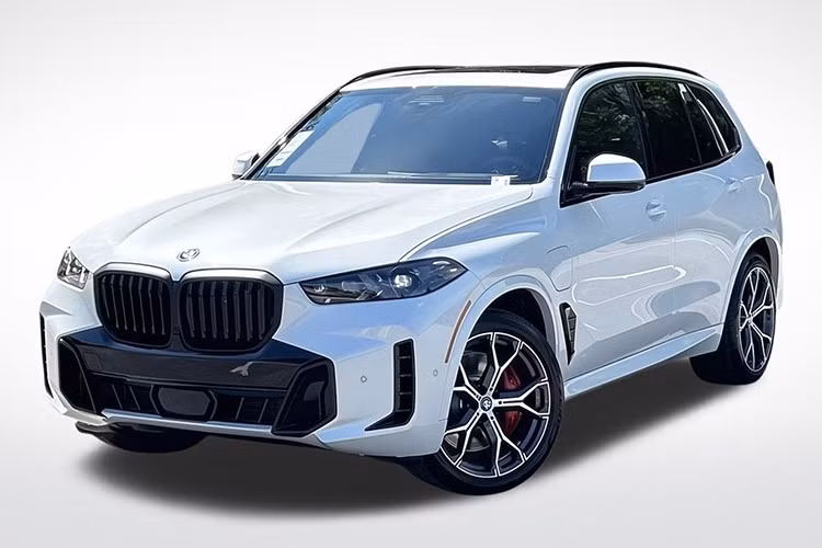 BMW X5 xDrive50e 2025 – 39 dặm ﻿Tiêu hao nhiên liệu: 22 MPG / 58 MPGe. Tổng phạm vi: 440 dặm. Giá khởi điểm: 76.375 USD. SUV sang trọng của BMW có phạm vi điện ấn tượng 39 dặm, phù hợp với những khách hàng ưa chuộng thương hiệu Đức. Mẫu xe này cũng được cập nhật thiết kế trong năm 2024, mang đến diện mạo mới mẻ hơn.