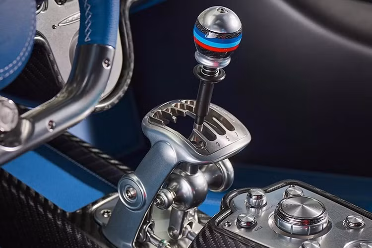 Như những hình ảnh nội thất hé lộ, sức mạnh được truyền đến bánh sau thông qua hộp số sàn bảy cấp, một lựa chọn được các nhà sưu tập ưa chuộng hơn so với hộp số tự động.