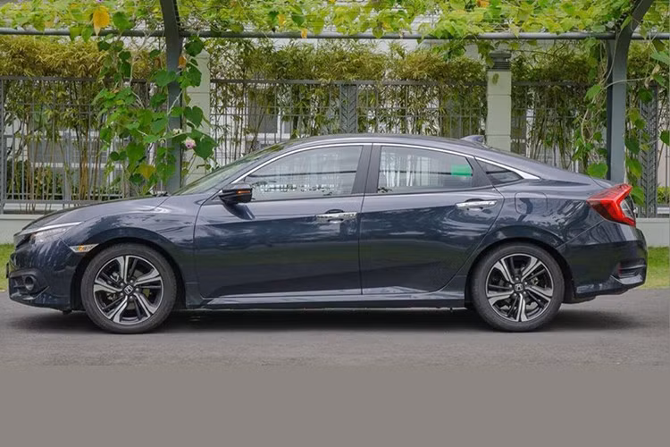 Hiện tại, mẫu xe sedan Honda Civic đã bước sang thế hệ mới với các nâng cấp về công nghệ và hiệu năng. Civic 2025 có giá từ 789 đến 889 triệu đồng cho các phiên bản chạy xăng, trong khi bản hybrid lên tới 999 triệu đồng.