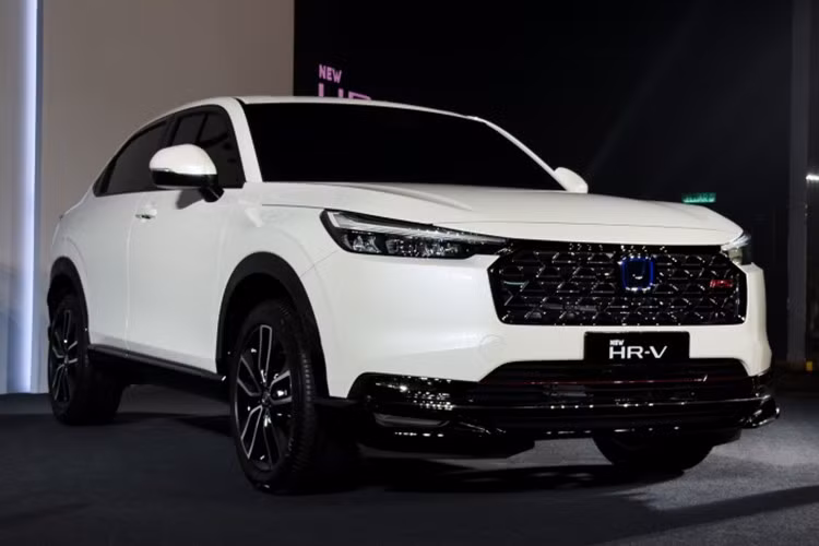 Tất cả các phiên bản HR-V 2025 đều được trang bị gói an toàn chủ động Honda Sensing, bao gồm đầy đủ các tính năng tiên tiến: Cảnh báo va chạm phía trước (FCW); Phanh giảm thiểu va chạm (CMBS); Cảnh báo lệch làn (LDW); Hỗ trợ giữ làn (LKAS); Giảm thiểu lệch làn đường (RDM); Ga tự động thích ứng (ACC) kèm theo dải tốc độ thấp (LSF); Đèn pha thích ứng (AHB); Cảnh báo xe phía trước khởi hành (LCDN)...