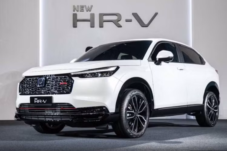 Dù không thay đổi về hệ truyền động, phiên bản mới được nâng cấp nhẹ về thiết kế và bổ sung nhiều tiện ích hiện đại hơn. Theo đó, Honda HR-V 2025 vẫn có 4 phiên bản: 1.5L S, 1.5L Turbo E, 1.5L Turbo V và bản hybrid e:HEV RS, giá xe dao động từ 115.900 RM - 143.900 RM (khoảng 713,2 - 885,5 triệu đồng).