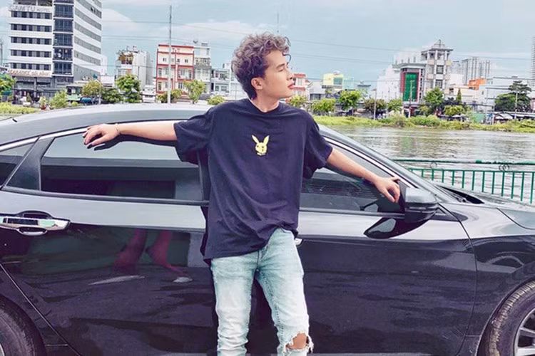 Nhiều người cho rằng chiếc xe mà Jack nhắc tới chính là Honda Civic đời 2019 mà anh mua theo hình thức trả góp vào tháng 5/2019, thời điểm bản hit Bạc Phận vừa ra mắt cũng là lúc Civic bản nâng cấp cũng vừa trình làng tại Việt Nam.